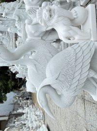 Tượng đôi hạc bằng đá cao 1,2m.